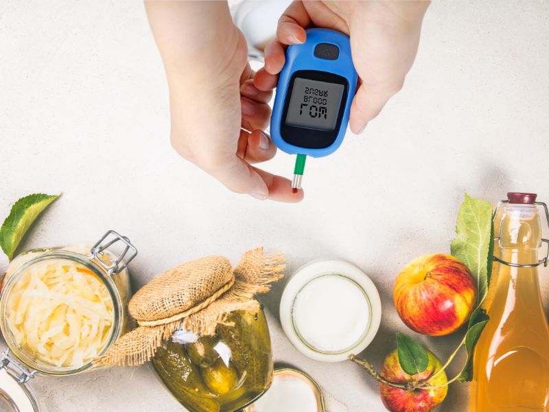 Bổ sung thực phẩm chứa probiotics vào chế độ ăn uống giúp hạ đường huyết. Đồ họa: Hạ Mây