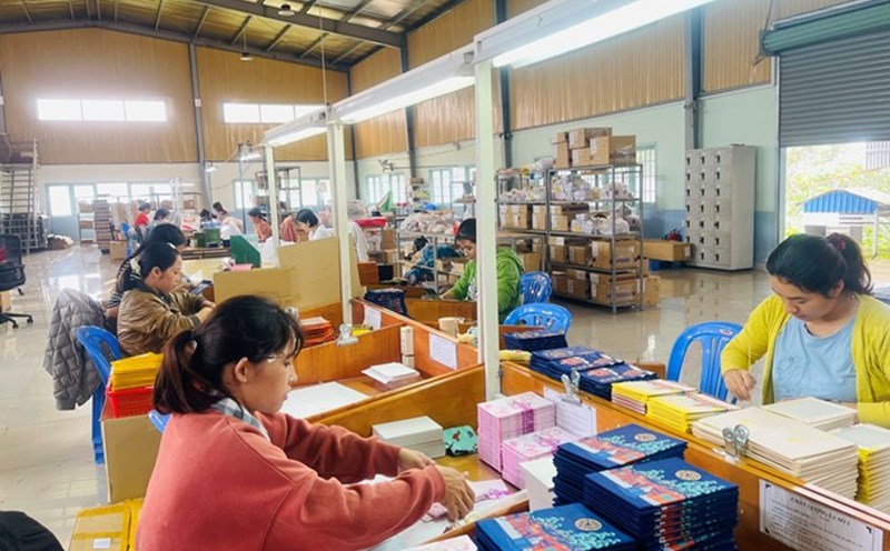 Đến nay, tỉ lệ doanh nghiệp nhà nước ký kết thỏa ước lao động tập thể đạt 100%. Ảnh: Mai Hương