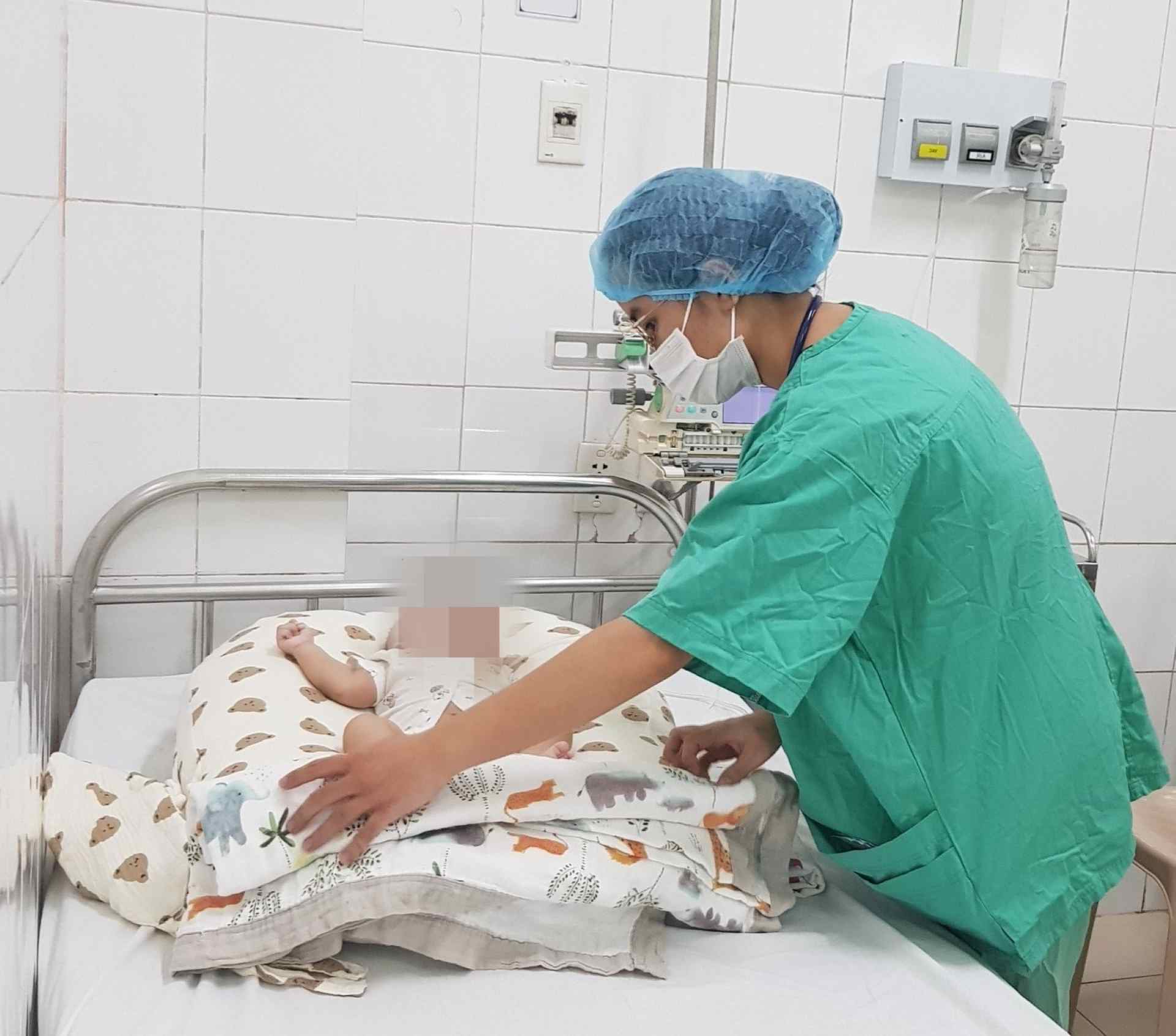 Bệnh nhi mắc ho gà được điều trị tại Bệnh viện Trung ương Huế. Ảnh: Linh Giang.