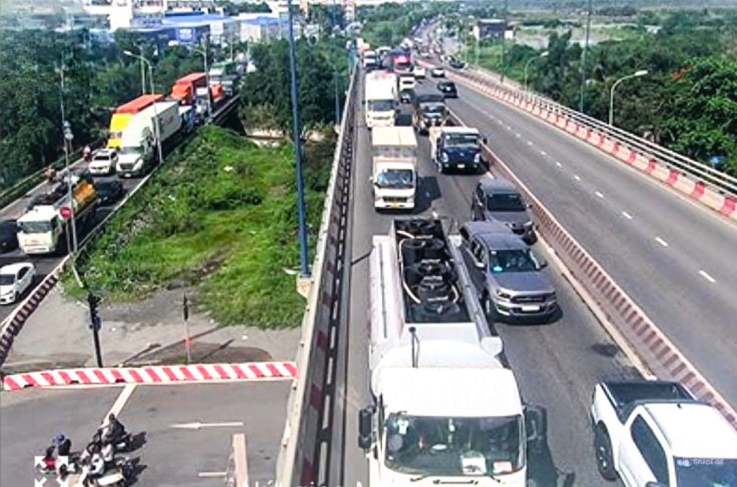 Xe cộ xếp hàng dài nhích từng chút từ nút giao Mỹ Thủy đến nút giao cao tốc TPHCM - Long Thành - Dầu Giây.  Ảnh: Anh Tú