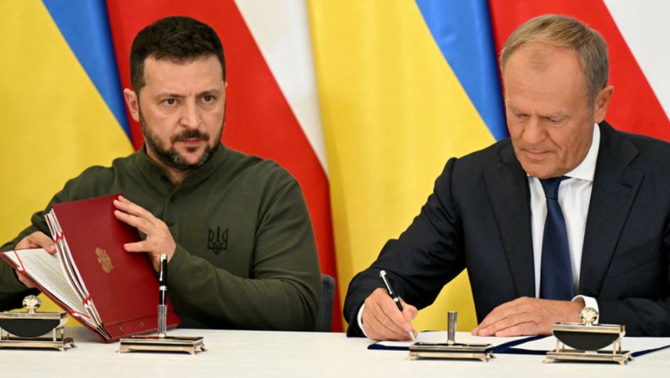Tổng thống Ukraina Volodymyr Zelensky (trái) và Thủ tướng Ba Lan Donald Tusk ký thỏa thuận ở Warsaw, Ba Lan, ngày 8.7.2024. Ảnh: AFP