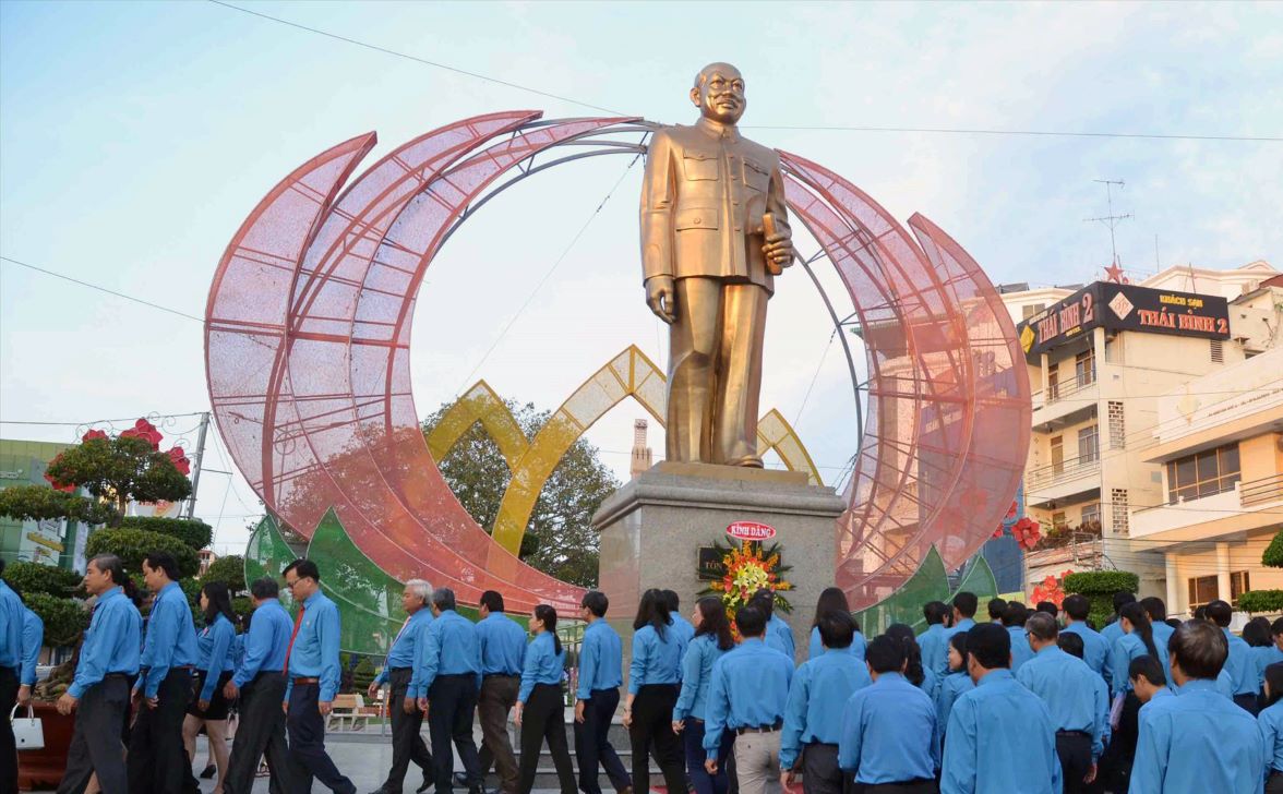 Tổ chức Công đoàn tỉnh An Giang viếng tượng đài Bác Tôn tại trung tâm TP Long Xuyên vào các dịp lễ, kỷ niệm... Ảnh: Thanh Mai