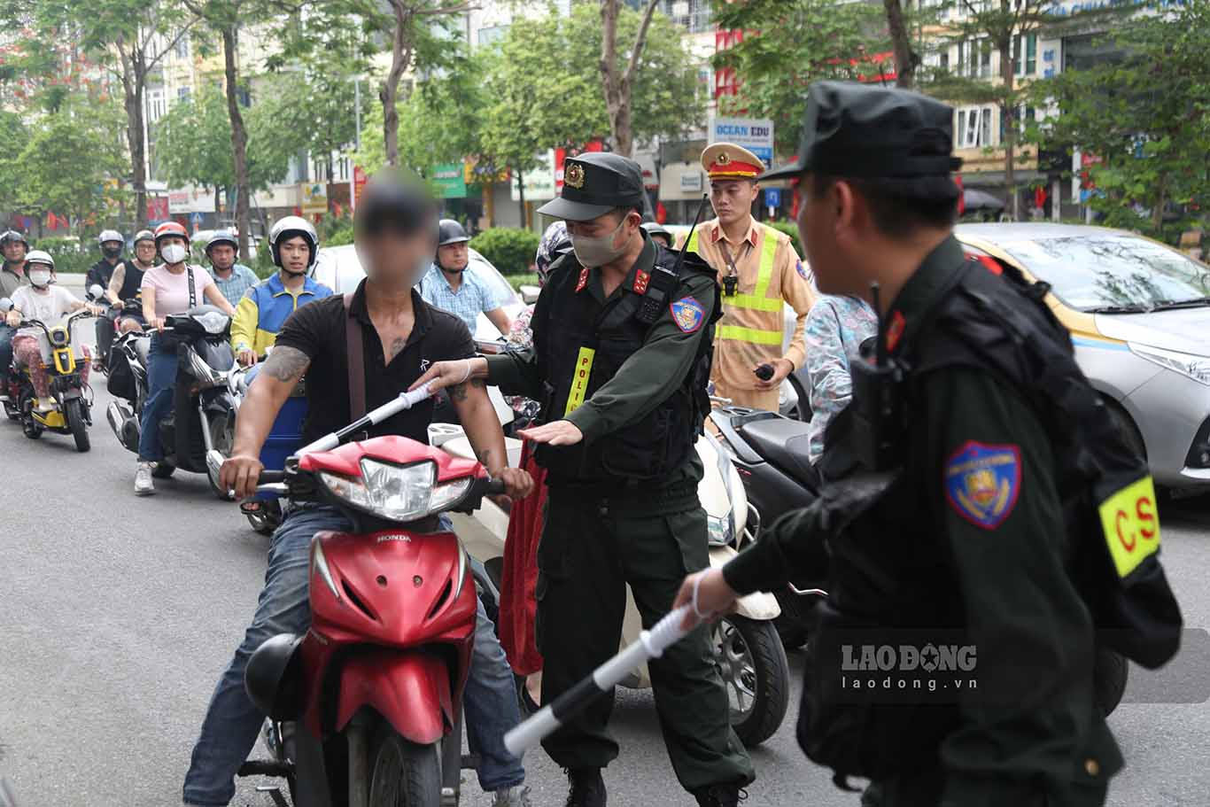 Các tổ công tác đặc biệt tập trung xử lý vi phạm tại các điểm nút giao thông và các tuyến trọng điểm. Ảnh: Thế Kỷ