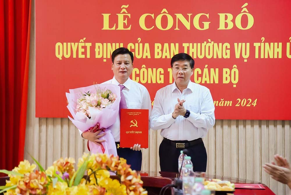 Phó Bí thư Tỉnh ủy Nghệ An Nguyễn Văn Thông trao quyết định tiếp nhận, bổ nhiệm đối với ông Phạm Vũ Cường. Ảnh: L.Thanh