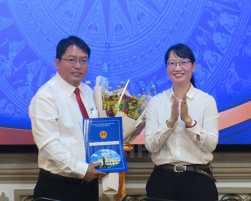 La vice-presidente du Comite populaire de Ho Chi Minh-Ville Tran Thi Dieu Thuy remet la decision a M. Doan Van Du. Photo : Comite municipal du Parti de Ho Chi Minh-Ville