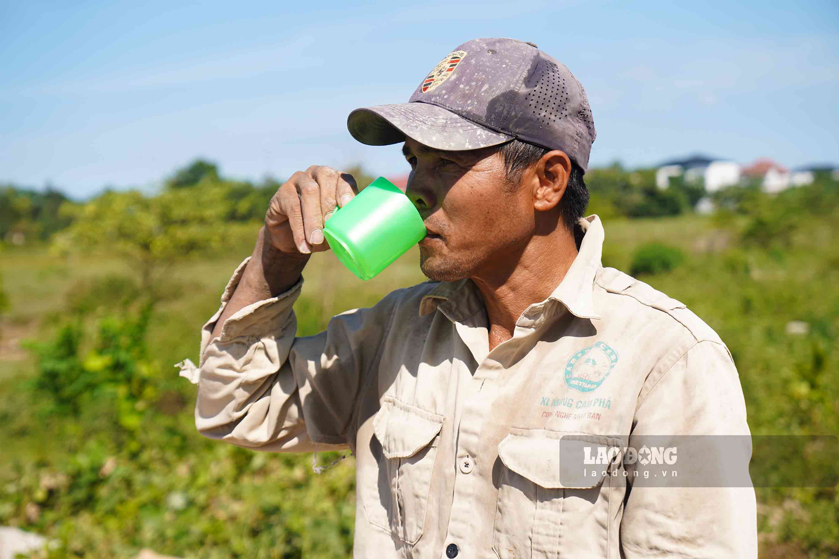 Dù thời tiết nắng nóng như thiêu, người lao động vẫn quyết tâm khắc phục khó khăn, bám công trường để làm việc. 