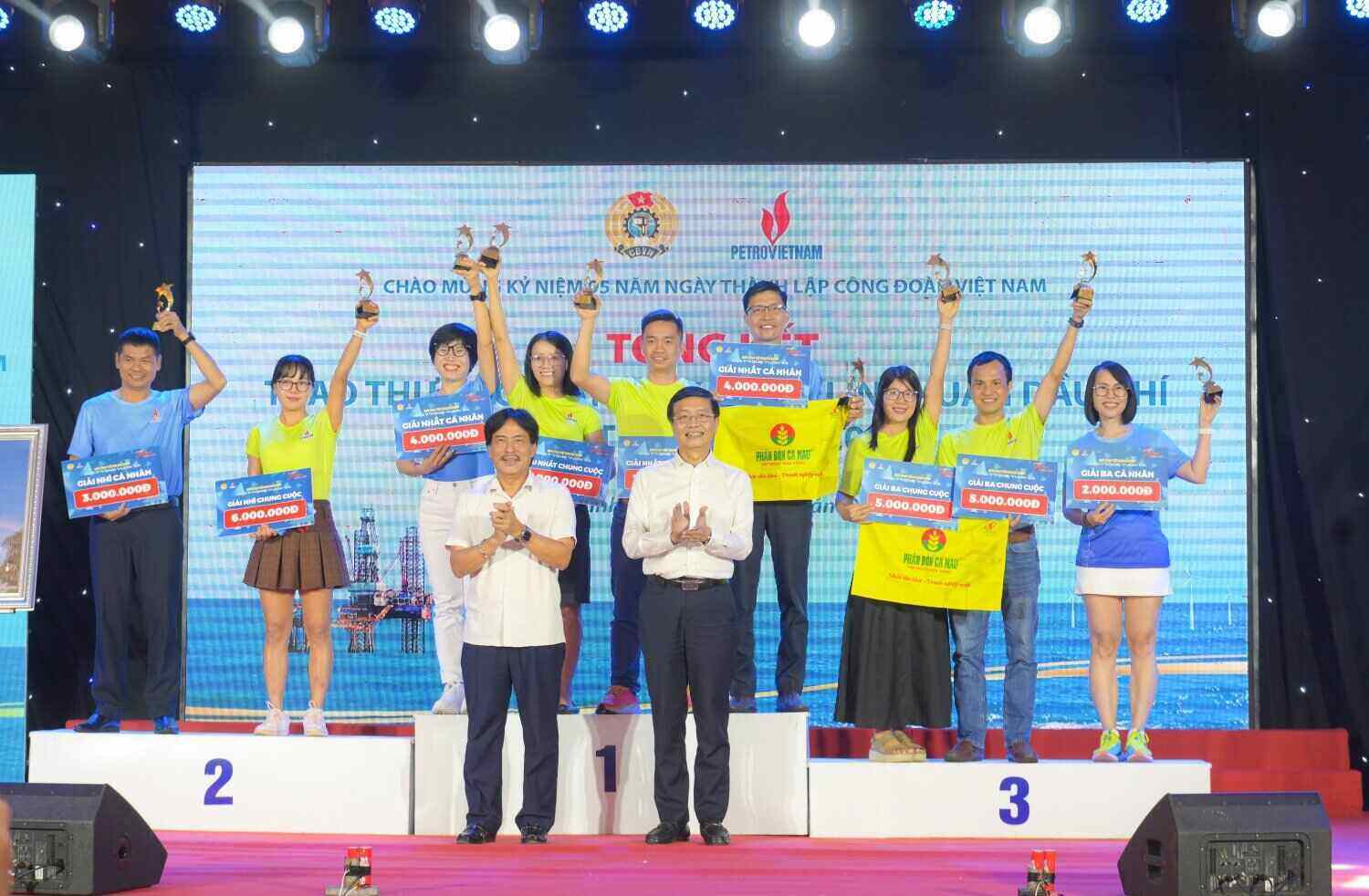 Lãnh đạo Tập đoàn Dầu khí Việt Nam trao giải chung cuộc nam nữ; giải nam lãnh đạo từ 50 tuổi trở xuống, giải nữ lãnh đạo từ 50 tuổi trở xuống cho các cá nhân. Ảnh: CĐN