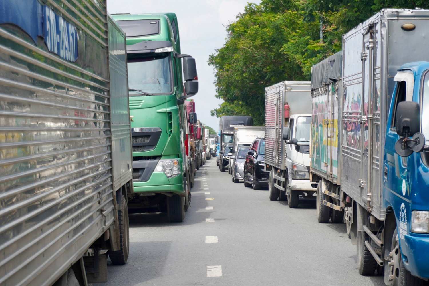 Phương tiện xếp hàng dài trên đường Võ Chí Công sáng 9.7.  Ảnh: Như Quỳnh