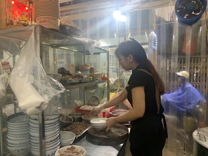Chị Hương Giang hiện là chủ quán bún bò Huế trong ngõ 185 phố Chùa Láng. Ảnh: Minh Thương