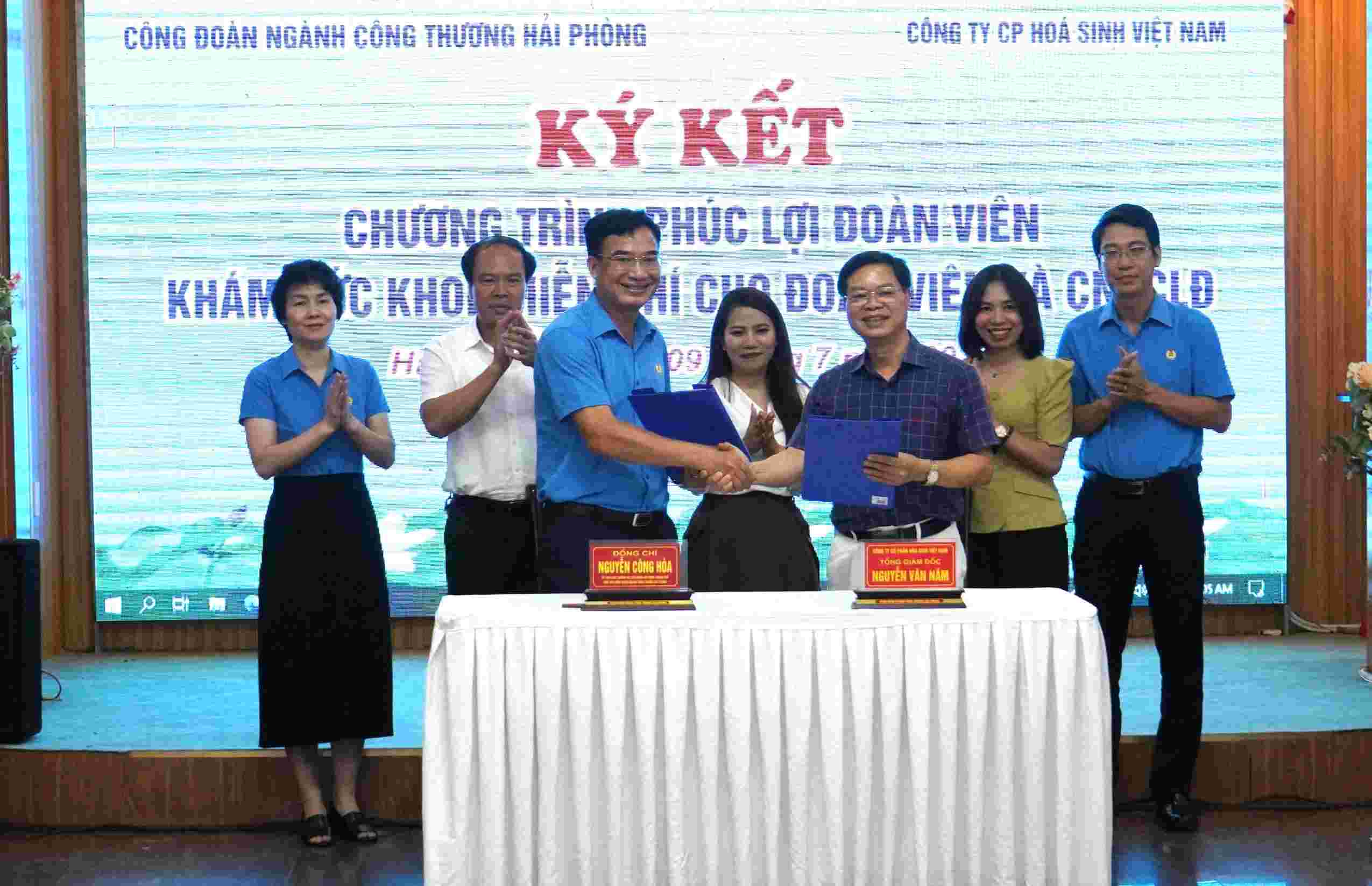 Công đoàn ngành Công Thương Hải Phòng ký kết thỏa thuận hợp tác với Công ty CP Hóa Sinh. Ảnh: Mai Dung