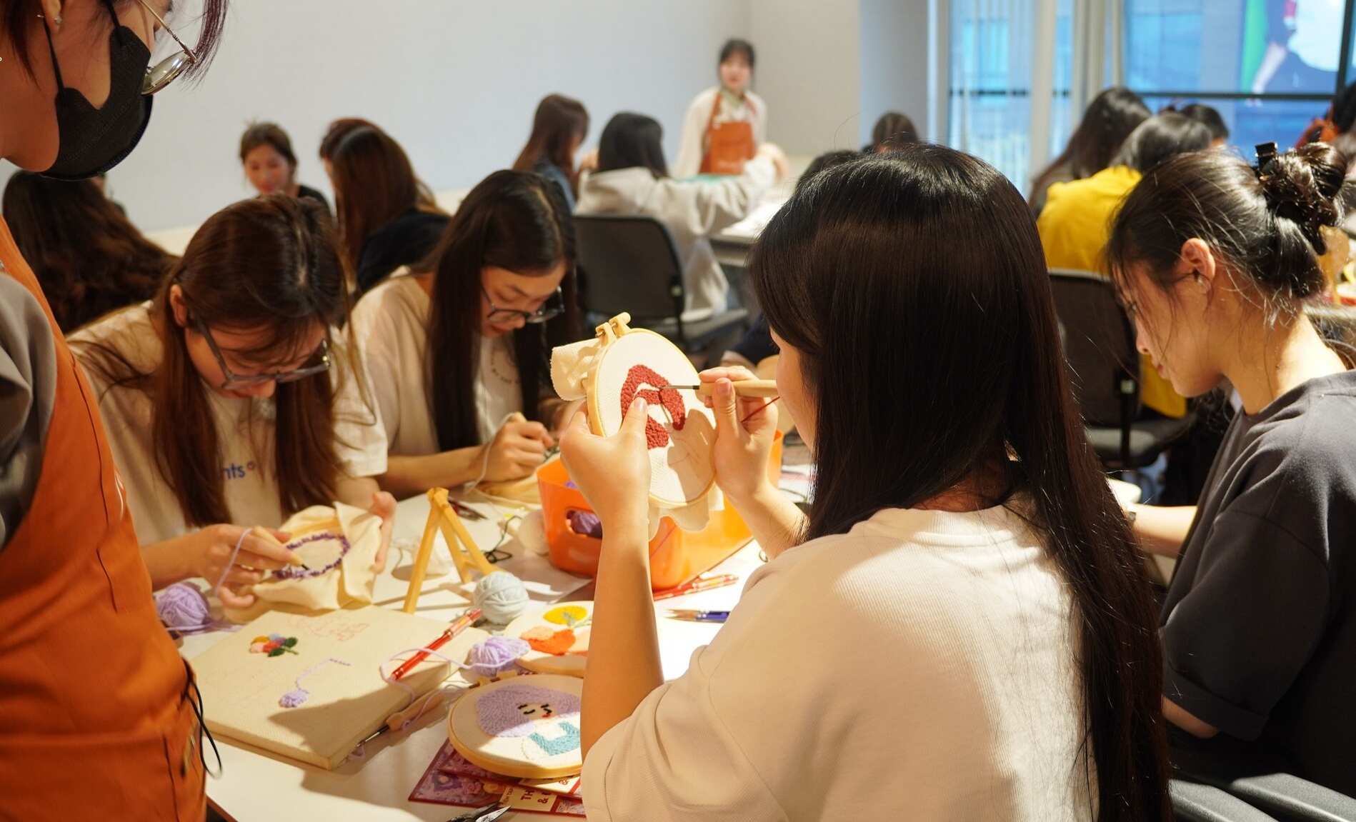 Workshop thêu len nổi tại Tiệm