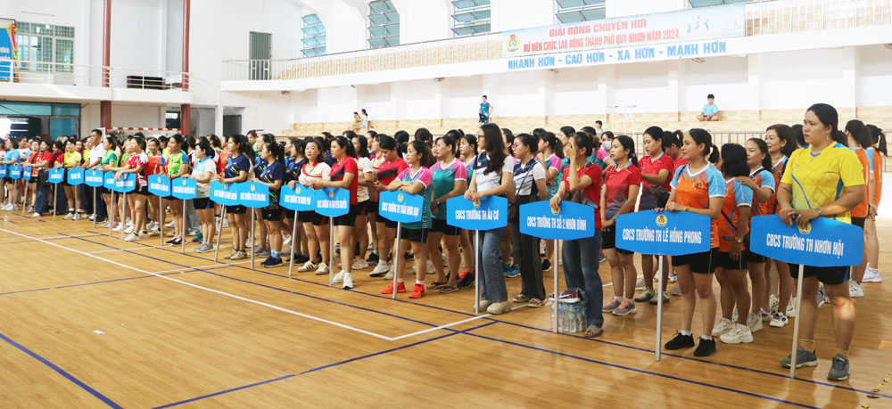 250 nữ đoàn viên, lao động Quy Nhơn dự giải bóng chuyền chào mừng 95 năm Công đoàn Việt Nam. Ảnh: Mai Thảo.