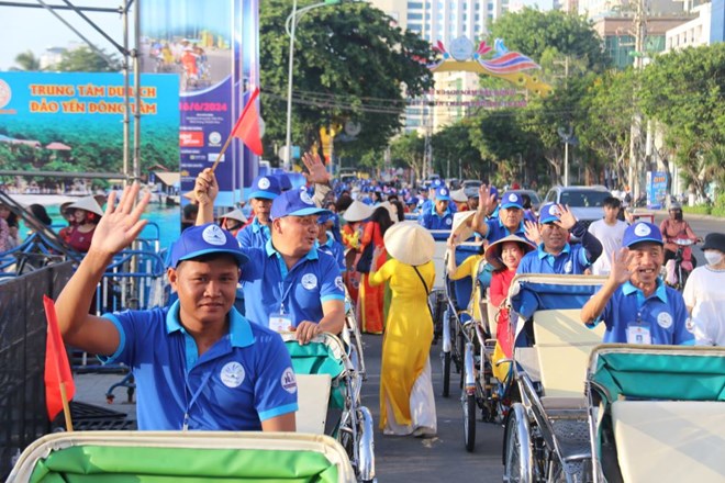 Chủ tịch TP.Nha Trang tặng áo cho đoàn viên Nghiệp đoàn Xích lô Du lịch