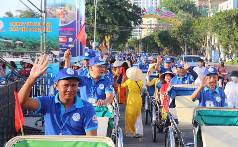 Đoàn viên Nghiệp đoàn Xích lô Du lịch Nha Trang với bộ áo xanh nhận diện Công đoàn tham gia diễu hành áo dài trên đường phố Nha Trang. Ảnh: Phương Linh