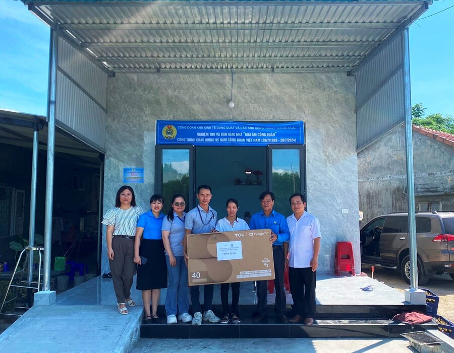 Bàn giao nhà “Mái ấm Công đoàn” cho gia đình chị Ung Thị Quyên, ở xã Tịnh Bình, Sơn Tịnh, tỉnh Quảng Ngãi. Ảnh: Viên Nguyễn