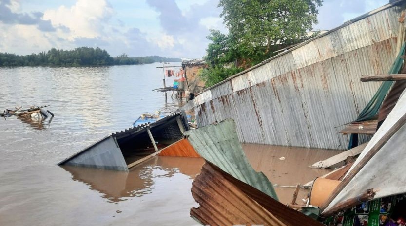 Sạt lở tại huyện Ngọc Hiển, Cà Mau rạng sáng ngày 9.7 làm 4 căn nhà rơi xuống sông. Ảnh: Nhật Hồ