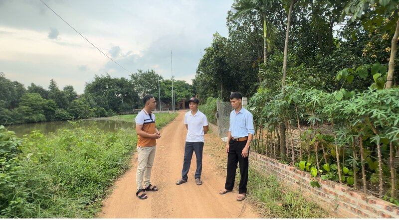 Nhân dân xã Tân Xã hiến đất làm đường góp phần xây dựng nông thôn mới. Ảnh: Hoàng Lộc