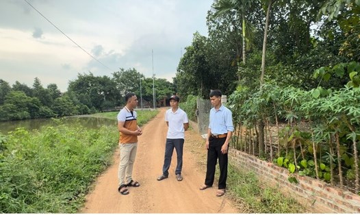 Nhân dân xã Tân Xã hiến đất làm đường góp phần xây dựng nông thôn mới. Ảnh: Hoàng Lộc