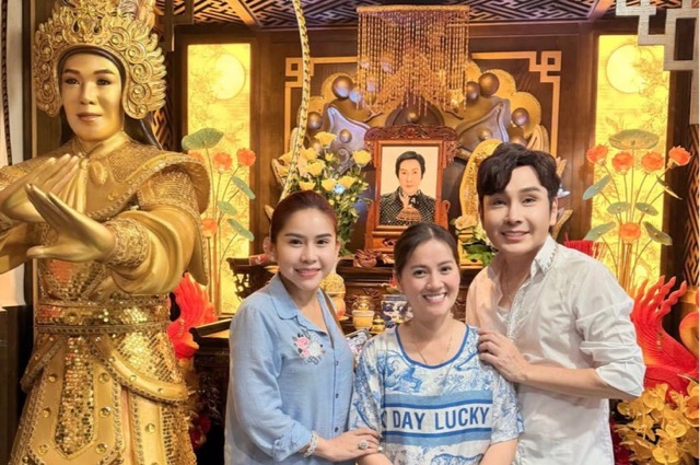 Vũ Luân, Hồng Loan, Bình Tinh hội ngộ trong ngày giỗ đầu của cố nghệ sĩ Vũ Linh. Ảnh: NSCC