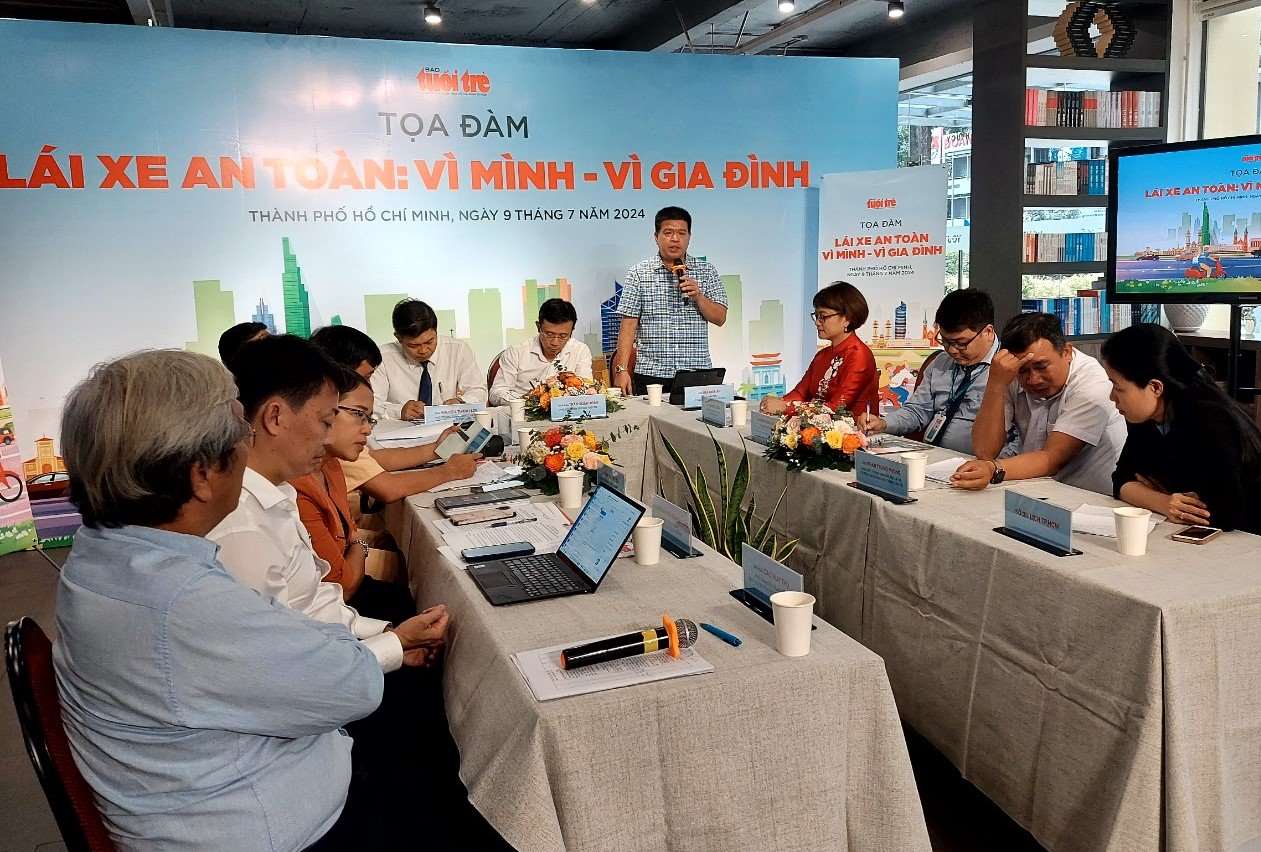 Ông Bùi Hòa An - Phó Giám đốc Sở GTVT TPHCM phát biểu tại tọa đàm.  Ảnh: Minh Quân