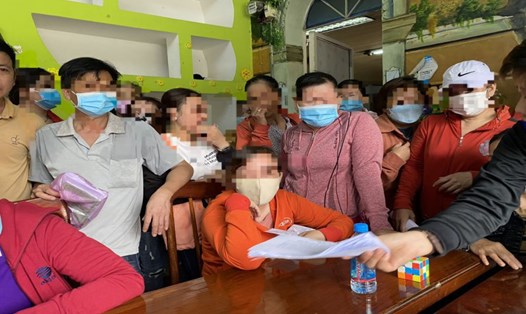 Công nhân lao động bị nợ đóng BHXH chạy đôn chạy đáo khắp nơi nhờ bảo vệ quyền lợi. Ảnh: Đình Trọng