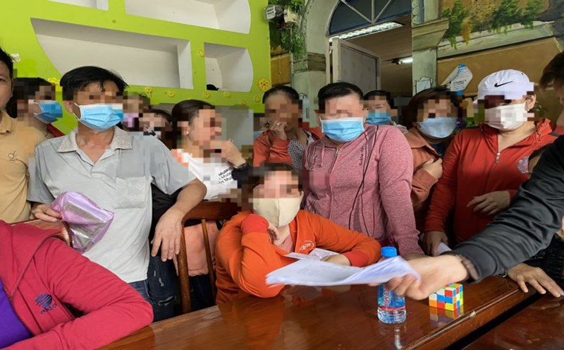 Công nhân lao động bị nợ đóng BHXH chạy đôn chạy đáo khắp nơi nhờ bảo vệ quyền lợi. Ảnh: Đình Trọng