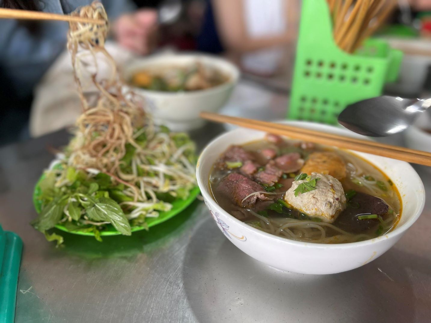 Bún bò Huế Bà Tuyết trở thành điểm đến quen thuộc. Ảnh: Nguyễn Đạt