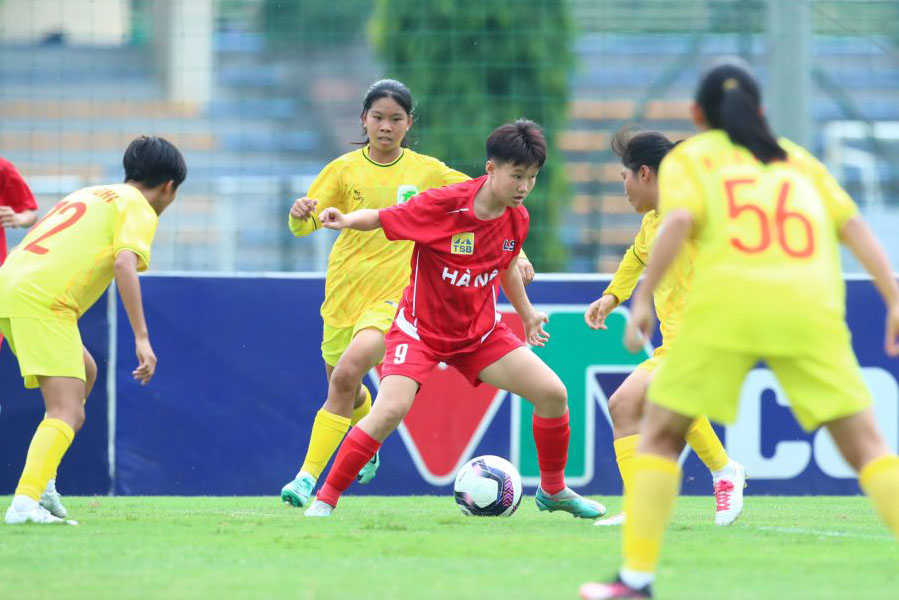 U16 Hà Nội (áo đỏ) giành chiến thắng quan trọng trước U16 TPHCM ở lượt 5 giải bóng đá nữ U16 Quốc gia 2024. Ảnh: VFF