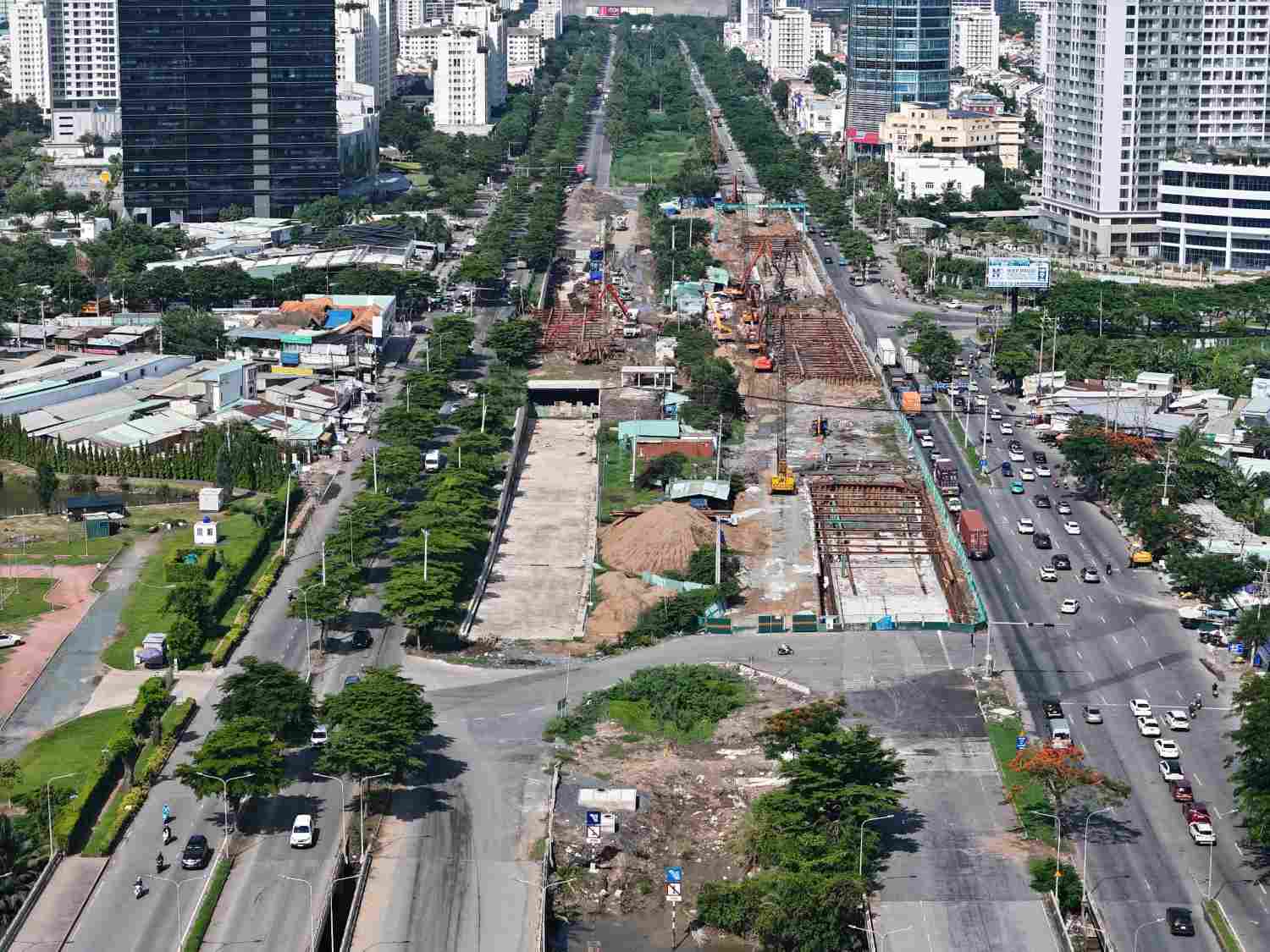 Công trường dự án hầm chui ở nút giao Nguyễn Văn Linh - Nguyễn Hữu Thọ. Ảnh: Minh Quân