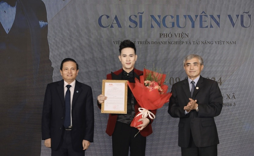 Ca sĩ Nguyên Vũ nhận chức Viện phó Viện phát triển doanh nghiệp và tài năng Việt Nam Ảnh: NSX
