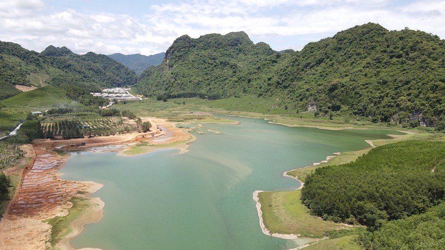 Trại lợn nằm trên hồ Lòng Đèn, gây mùi hôi thối khiến người dân tại thôn Rào Trù “lao đao“. Ảnh: Công Sáng