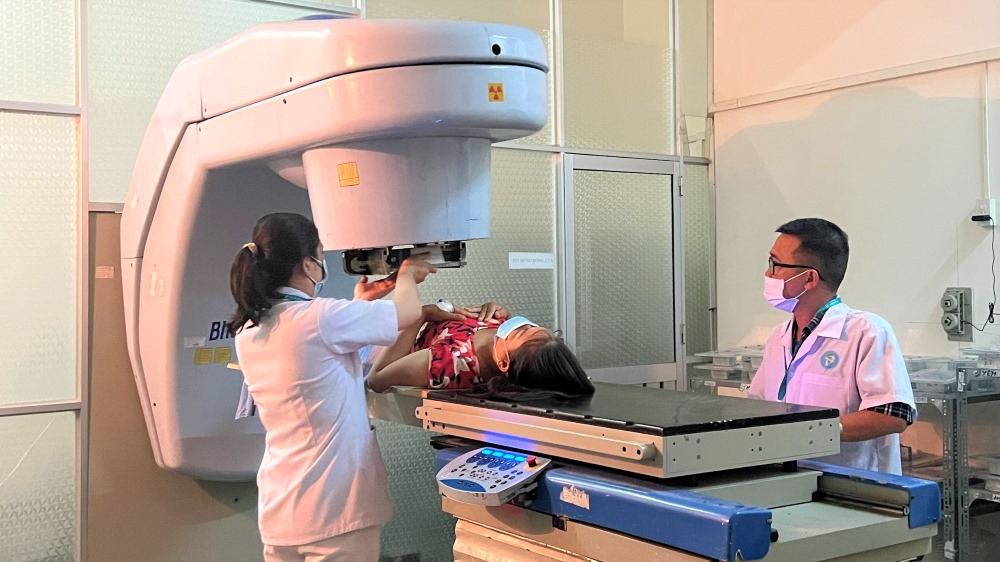 Bệnh viện Ung bướu TP Cần Thơ có duy nhất 1 máy xạ trị đã sử dụng 14 năm. Ảnh: Phong Linh.