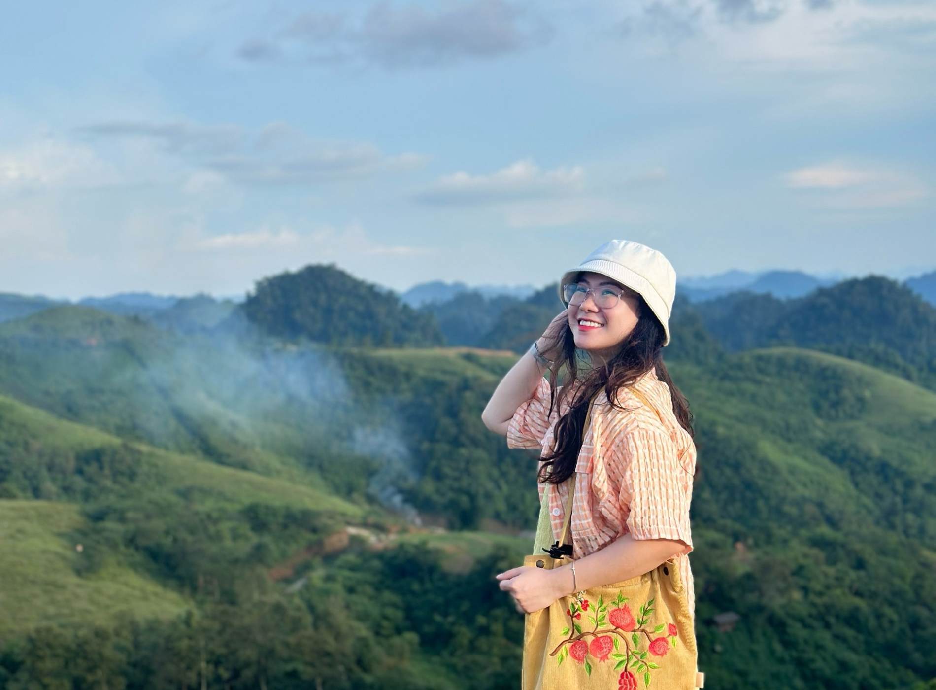 Coming to Sam Chiem steppe around the end of June, Ms. Nguyen Ngoc Thuy (29 years old, Hanoi) happily shared that this was an unplanned destination. However, the beauty and atmosphere of the Sam Chiem steppe surprised and missed her even though she had returned to Hanoi.    