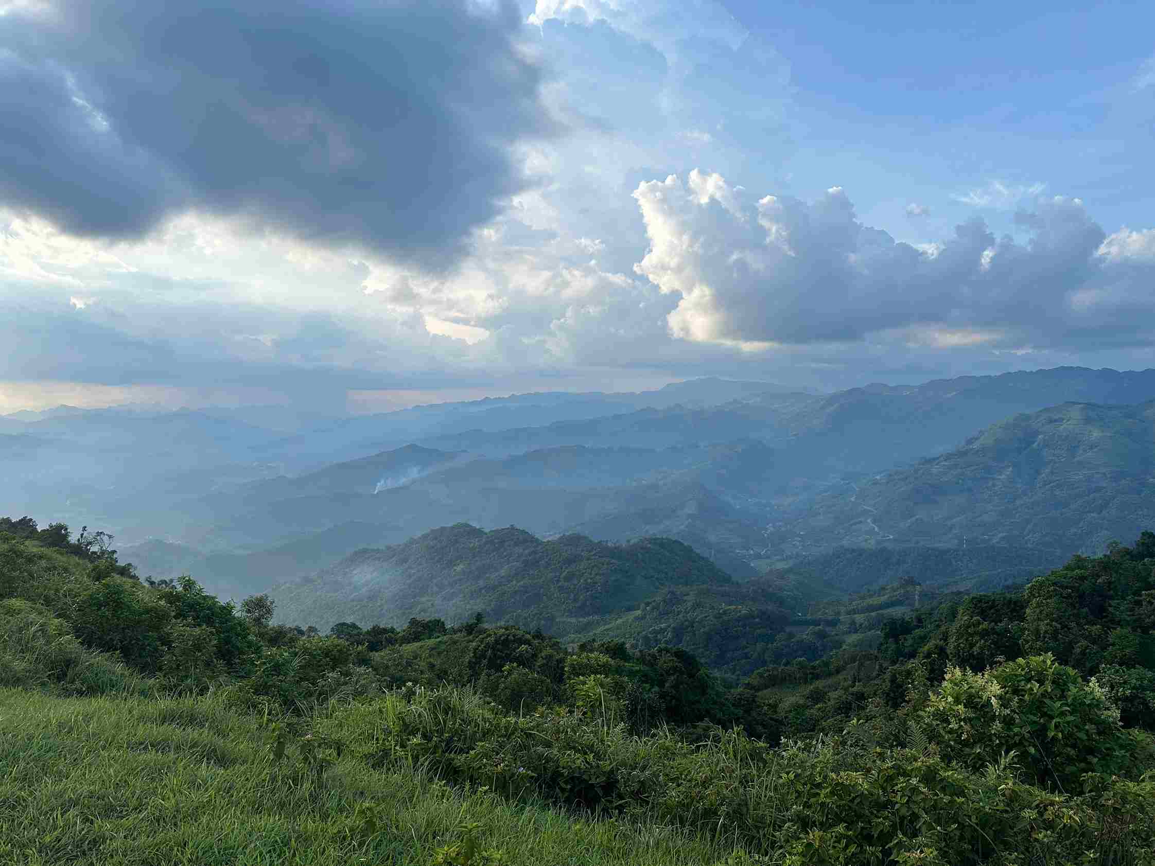 As part of the picture of Ngan Son district, the vast, cool space, the winding roads along the hills, the green mixed with purple flowers of the Sam Chiem steppe will definitely bring a wonderful experience. for visitors. Besides relaxing at Sam Chiem, visitors can visit other famous places of Bac Kan such as Ba Be Lake, Hua Ma Cave, Dau Dang Waterfall,...  