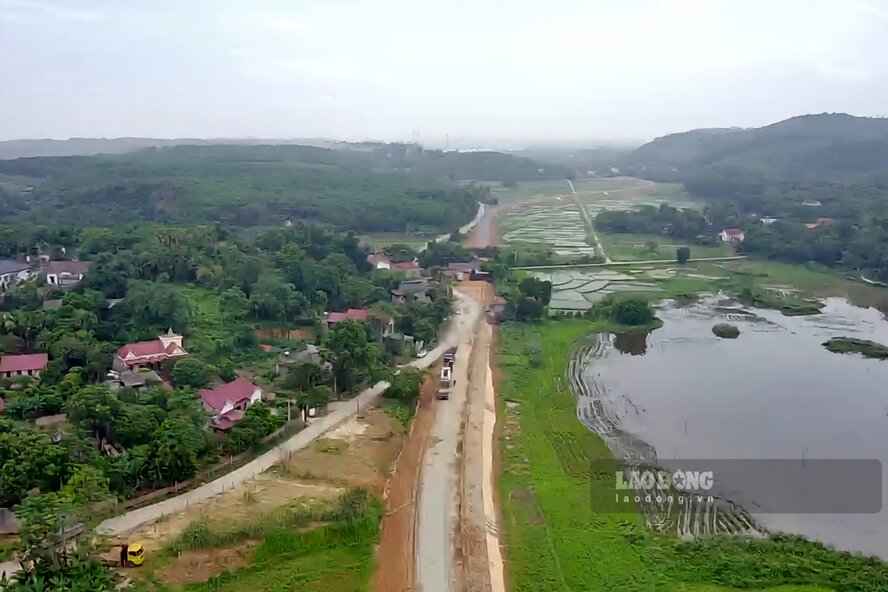 Không chỉ vậy, một đoạn tuyến dài gần 2,5km trên tuyến đường liên vùng đã được bổ sung đầu tư, hiện đang được khẩn trương xây dựng tại địa phận xã Lam Sơn, huyện Tam Nông. Đó là đoạn Km0 - Km2+452 của tuyến chính đường liên vùng. Ảnh: Tô Công.