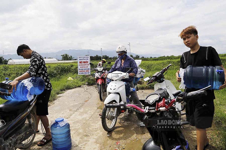 Nhiều người dân tiếp tục đến lấy nước dù đã lắp đặt biển khuyến cáo. 