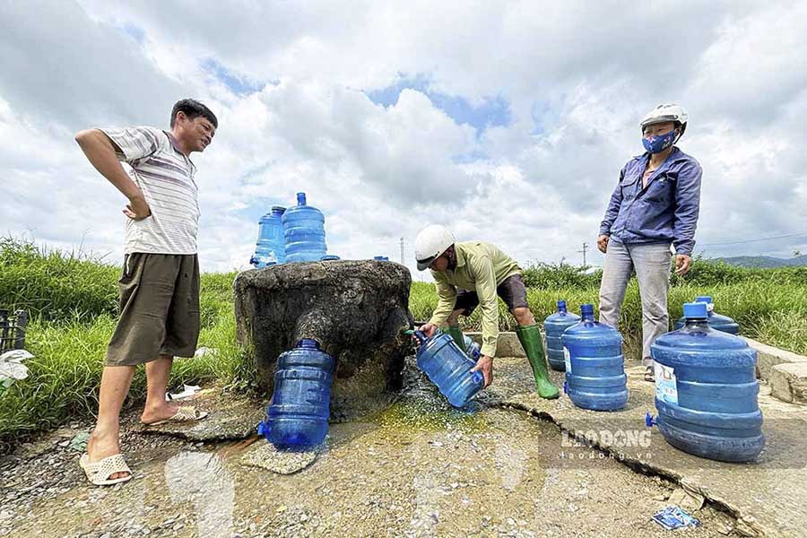 Nhiều người dân tiếp tục đến lấy nước dù đã lắp đặt biển khuyến cáo. 