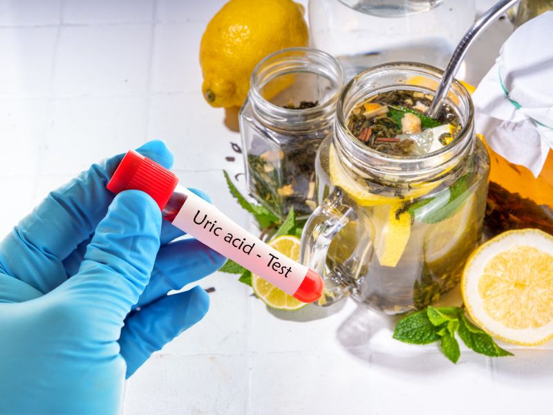 Trà ủ lạnh có tác dụng giảm axit uric. Đồ họa: Hạ Mây