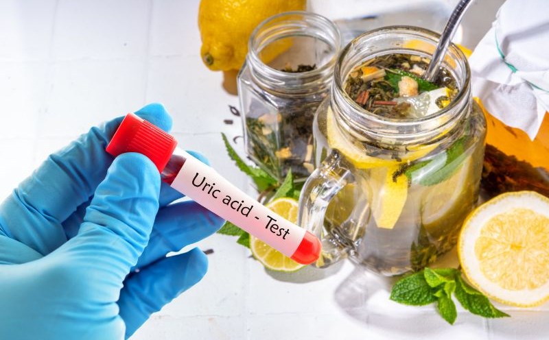 Trà ủ lạnh có tác dụng giảm axit uric. Đồ họa: Hạ Mây