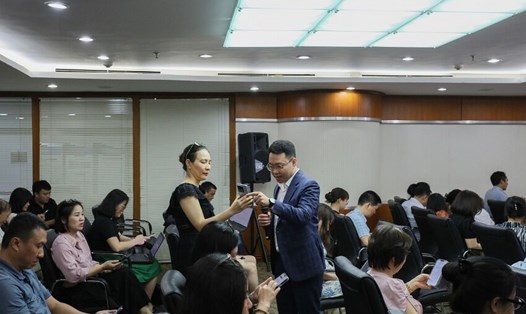 Chuyên gia và cán bộ Công đoàn trao đổi về ứng dụng ChatGPT trong công việc và hoạt động Công đoàn. Ảnh: CĐCS