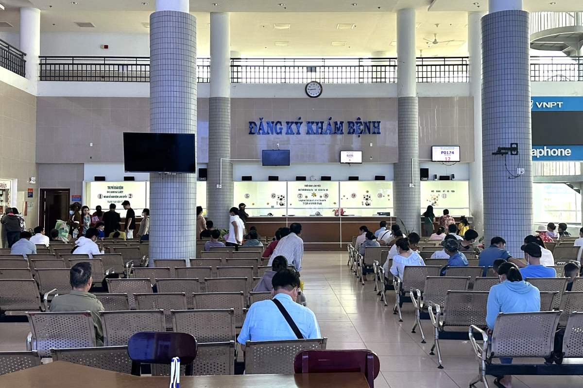 Người dân tại khu vực đăng ký khám chữa bệnh của Bệnh viện Bà Rịa. Ảnh: Thành An
