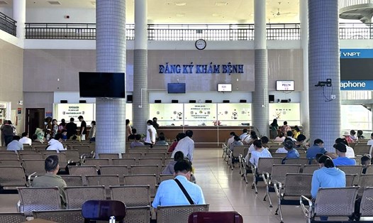 Người dân tại khu vực đăng ký khám chữa bệnh của Bệnh viện Bà Rịa. Ảnh: Thành An