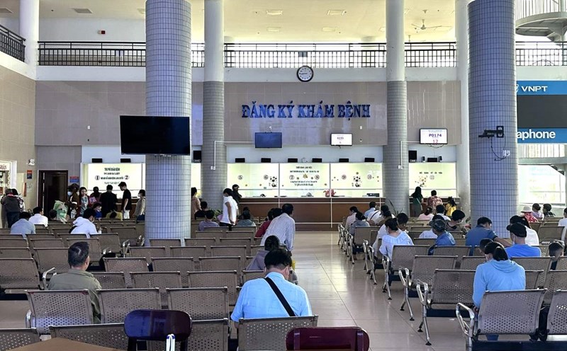 Người dân tại khu vực đăng ký khám chữa bệnh của Bệnh viện Bà Rịa. Ảnh: Thành An