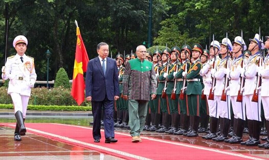 Chủ tịch nước Tô Lâm và Tổng thống Timor-Leste Jose Ramos-Horta duyệt đội danh dự. Ảnh: TTXVN
