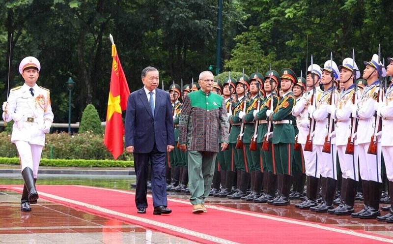 Chủ tịch nước Tô Lâm và Tổng thống Timor-Leste Jose Ramos-Horta duyệt đội danh dự. Ảnh: TTXVN