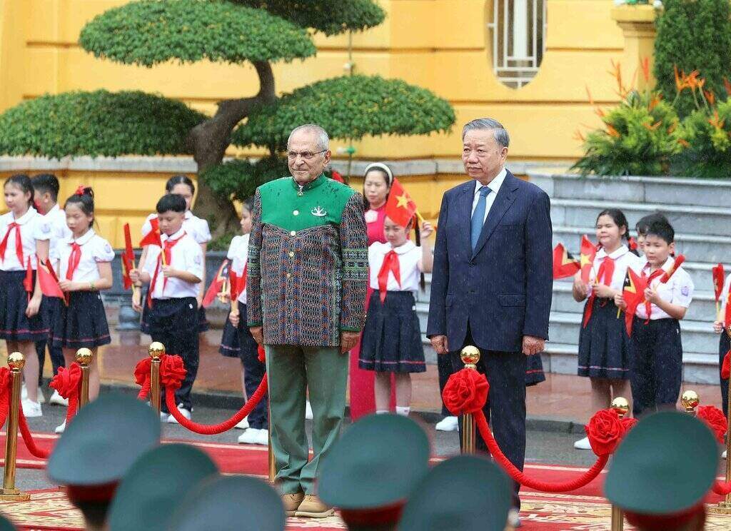  Chủ tịch nước Tô Lâm và Tổng thống nước Cộng hòa Dân chủ Timor-Leste Jose Ramos-Horta trên bục danh dự, nghe quân nhạc cử quốc thiều 2 nước trong lễ đón chính thức sáng 1.8. Ảnh: TTXVN