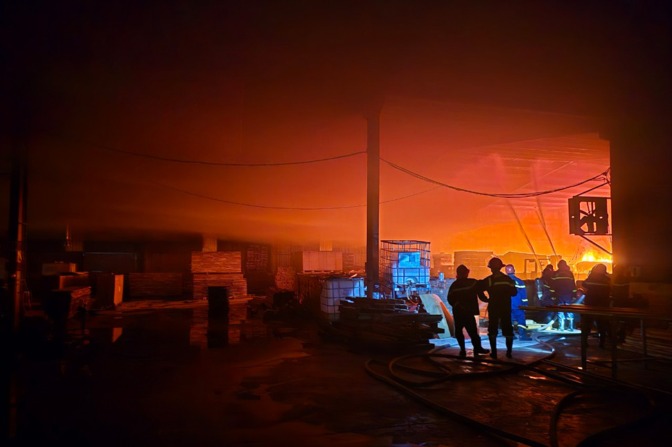 Lực lượng Cảnh sát PCCC tỉnh Bình Định triển khai công tác chữa cháy tại Công ty TNHH đầu tư và xuất nhập khẩu Trung Việt. Ảnh Công an cung cấp