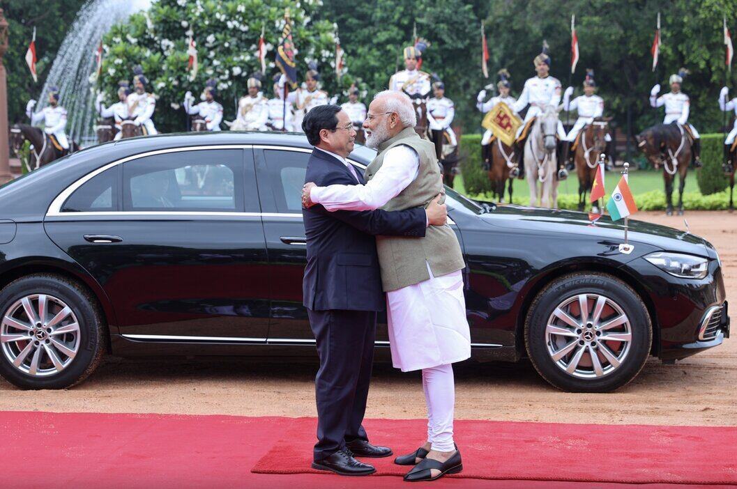 Indian Prime Minister Narendra Modi welcomes Prime Minister Pham Minh Chinh. Photo: VGP