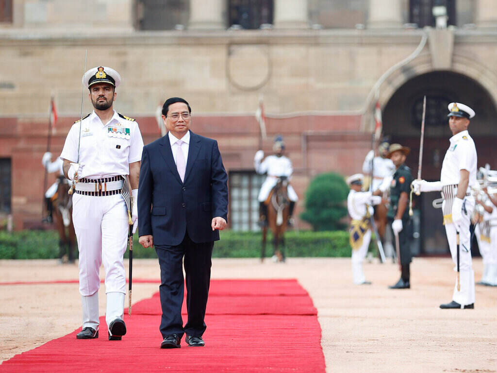 Thủ tướng Chính phủ Phạm Minh Chính duyệt đội danh dự Ấn Độ trong lễ đón ngày 1.8. Ảnh: VGP