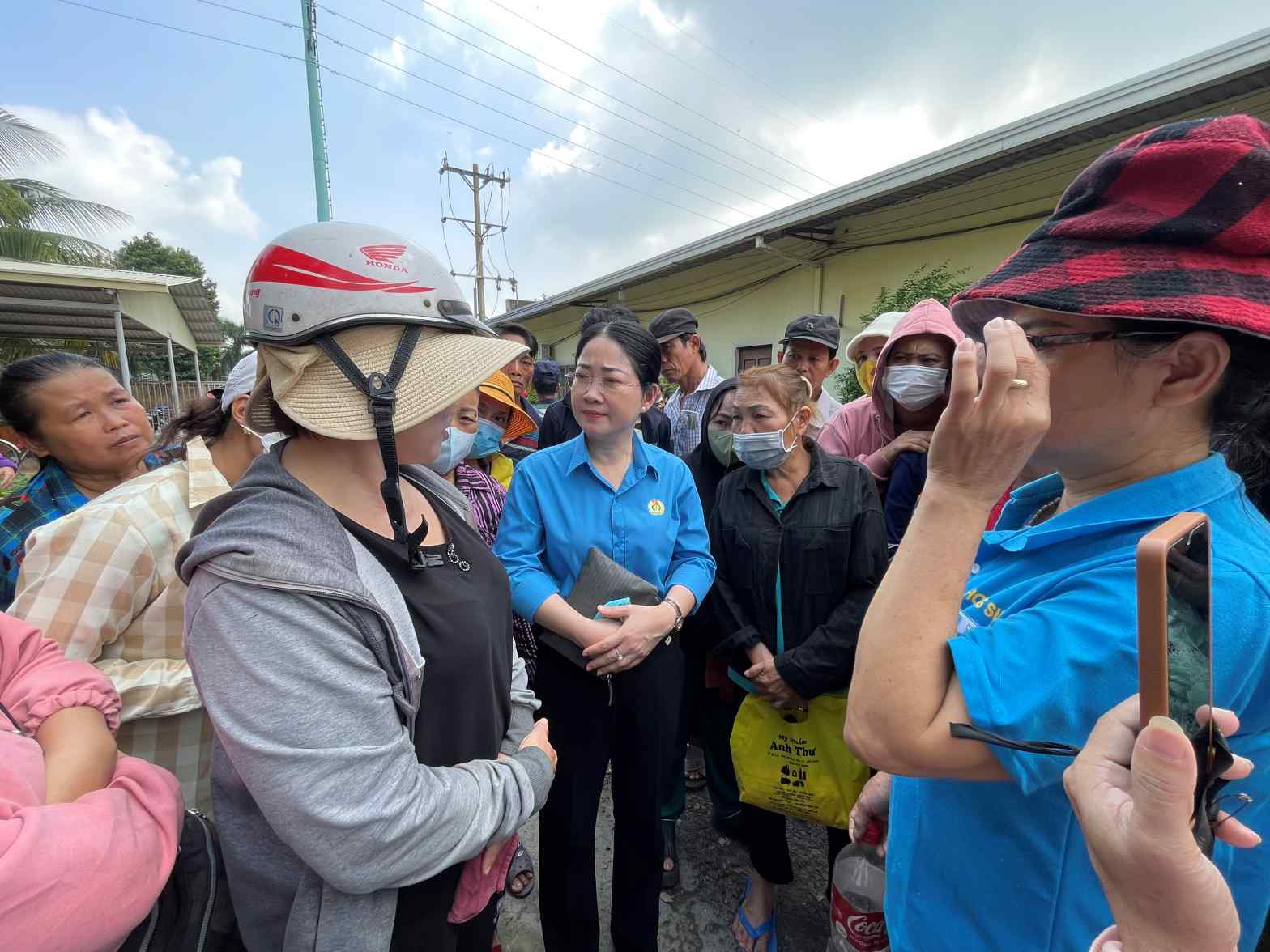 Ms. Nguyen Kim Loan - Chairwoman of the Confederation of Labor of Binh Duong province encouraged workers. Photo: Dinh Trong